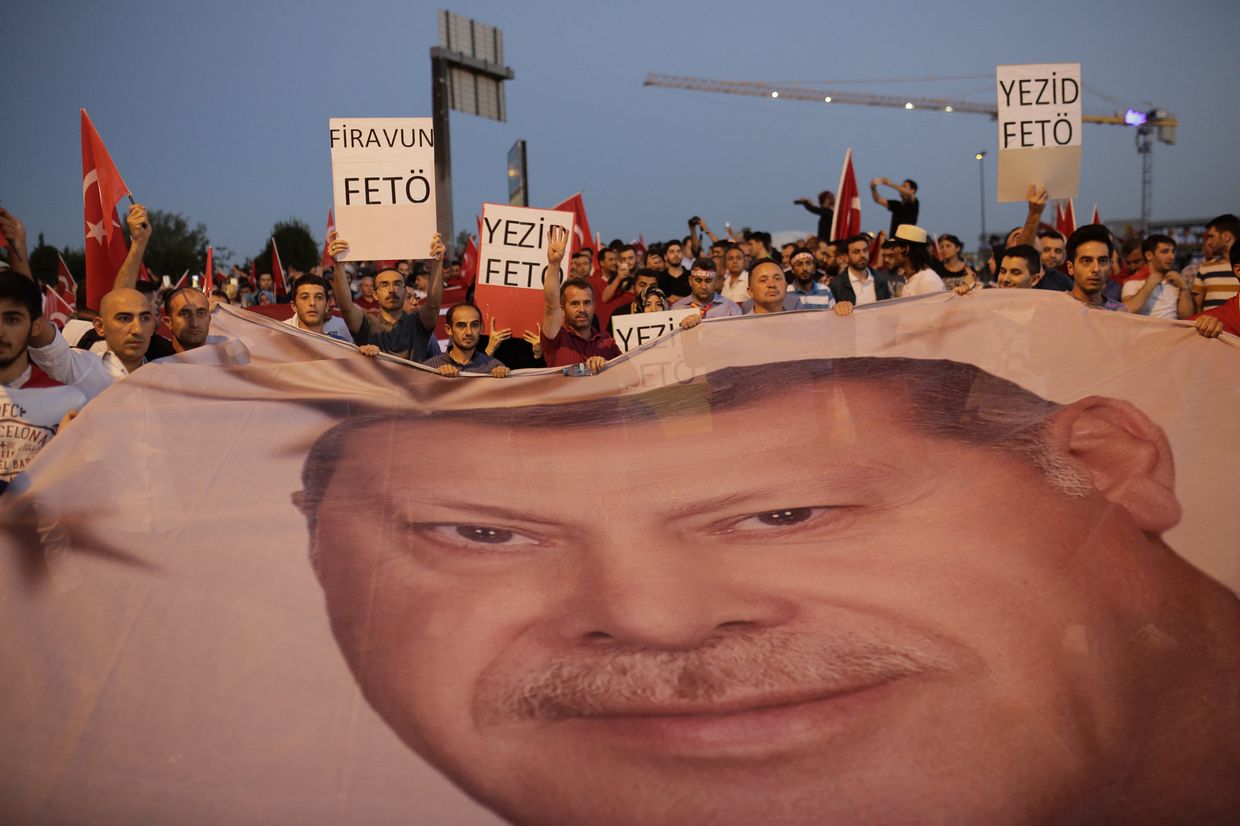 Сторонники президента Турции Реджепа Эрдогана во время митинга на Босфорском мосту Сторонники президента Турции Реджепа Эрдогана во время митинга на Босфорском мосту