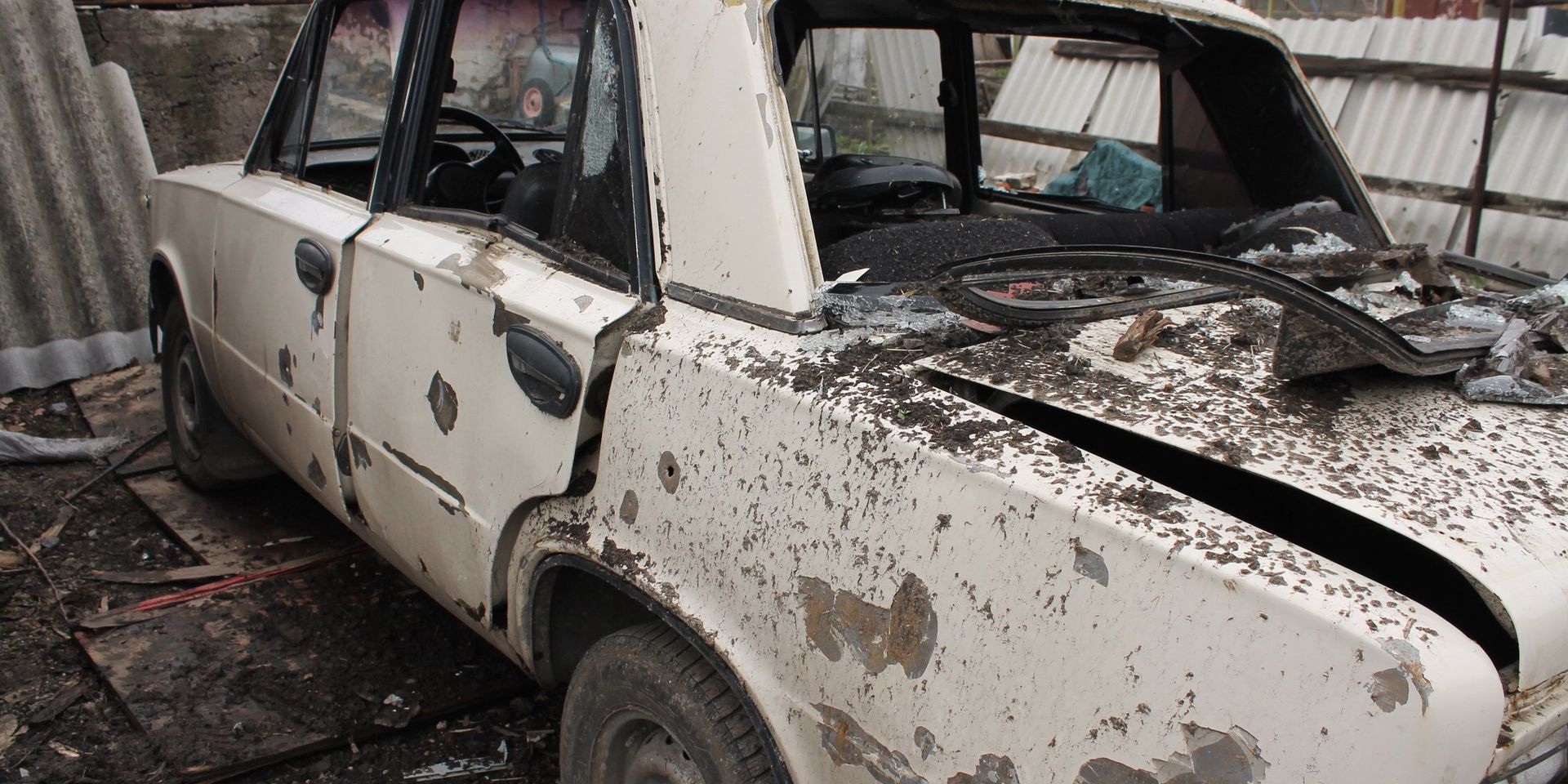 Автомобиль во дворе жилого дома, пострадавший в результате обстрела украинскими силовиками, в Макеевке - ИноСМИ, 1920, 27.08.2023