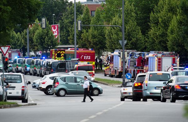 Полиция и пожарные на месте стрельбы в торговом центре Мюнхена