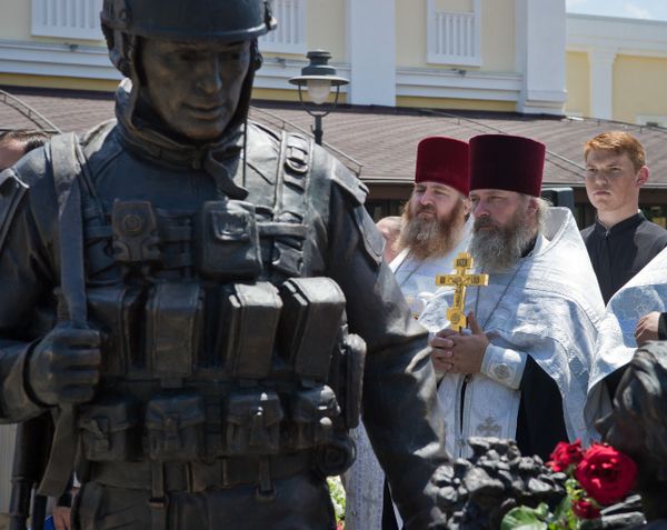 Священнослужители на открытии памятника «Вежливым людям»