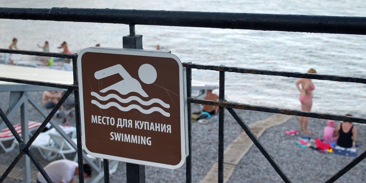 На оборудованном бесплатном пляже в Гурзуфе
