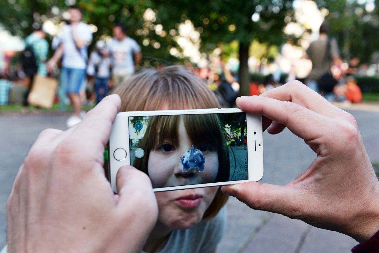 Игроки в Pokemon Go в Ильинском сквере в Москве
