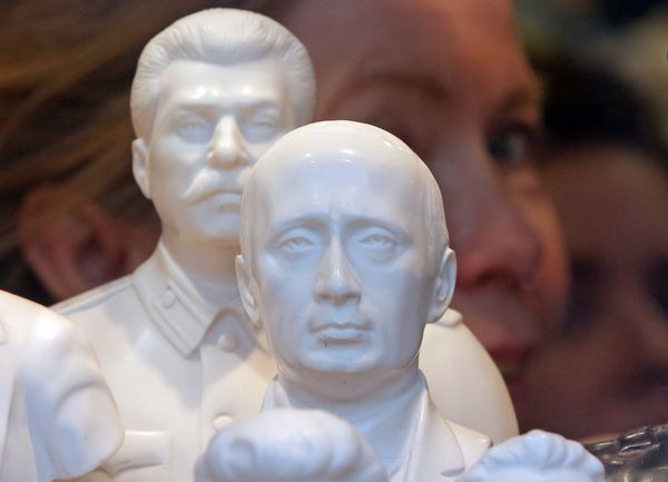 Бюсты Владимира Путина и Иосифа Сталина в сувенирном магазине Бюсты Владимира Путина и Иосифа Сталина в сувенирном магазине
