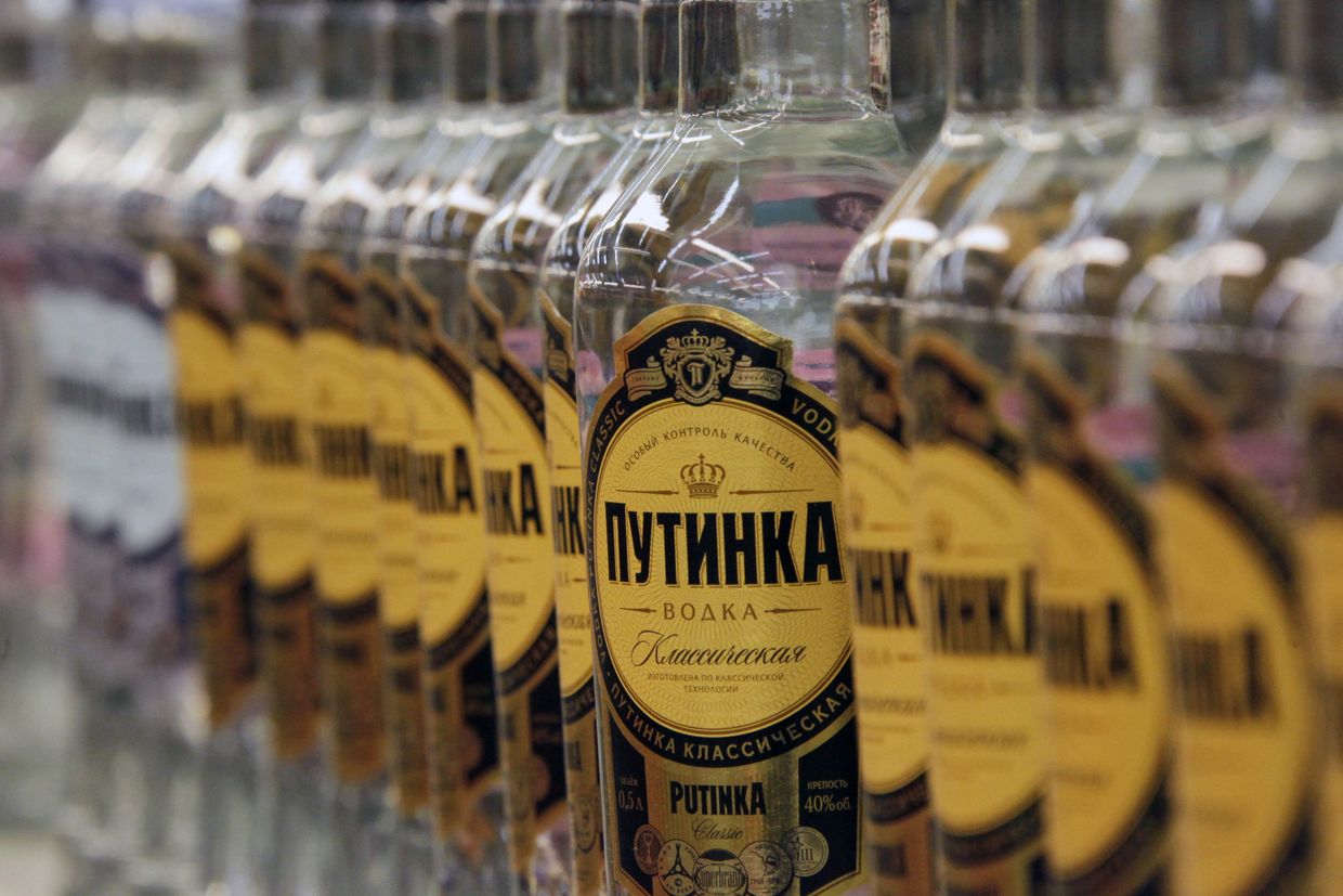 Водка «Путинка» на прилавке гипермаркета «Мосмарт»