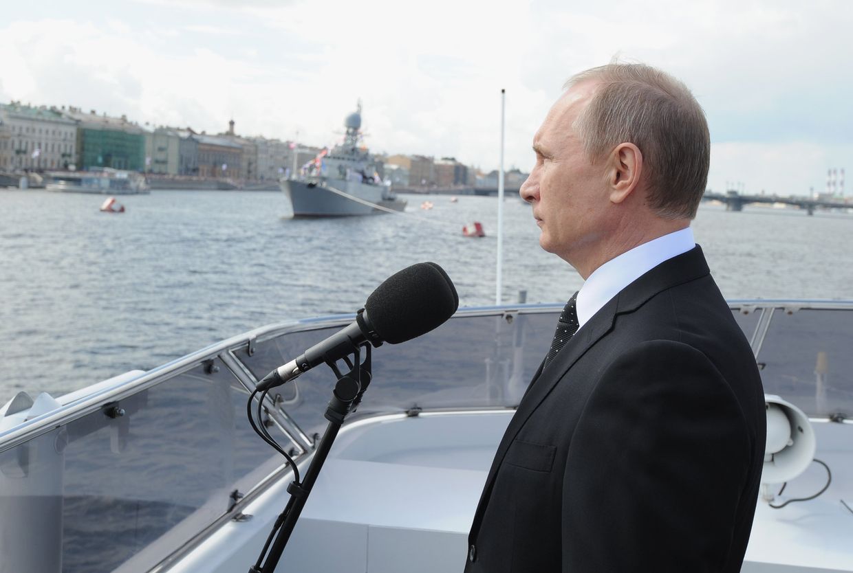 Владимир Путин на катере «Серафим Саровский» во время морского парада кораблей в честь Дня ВМФ в Санкт-Петербурге