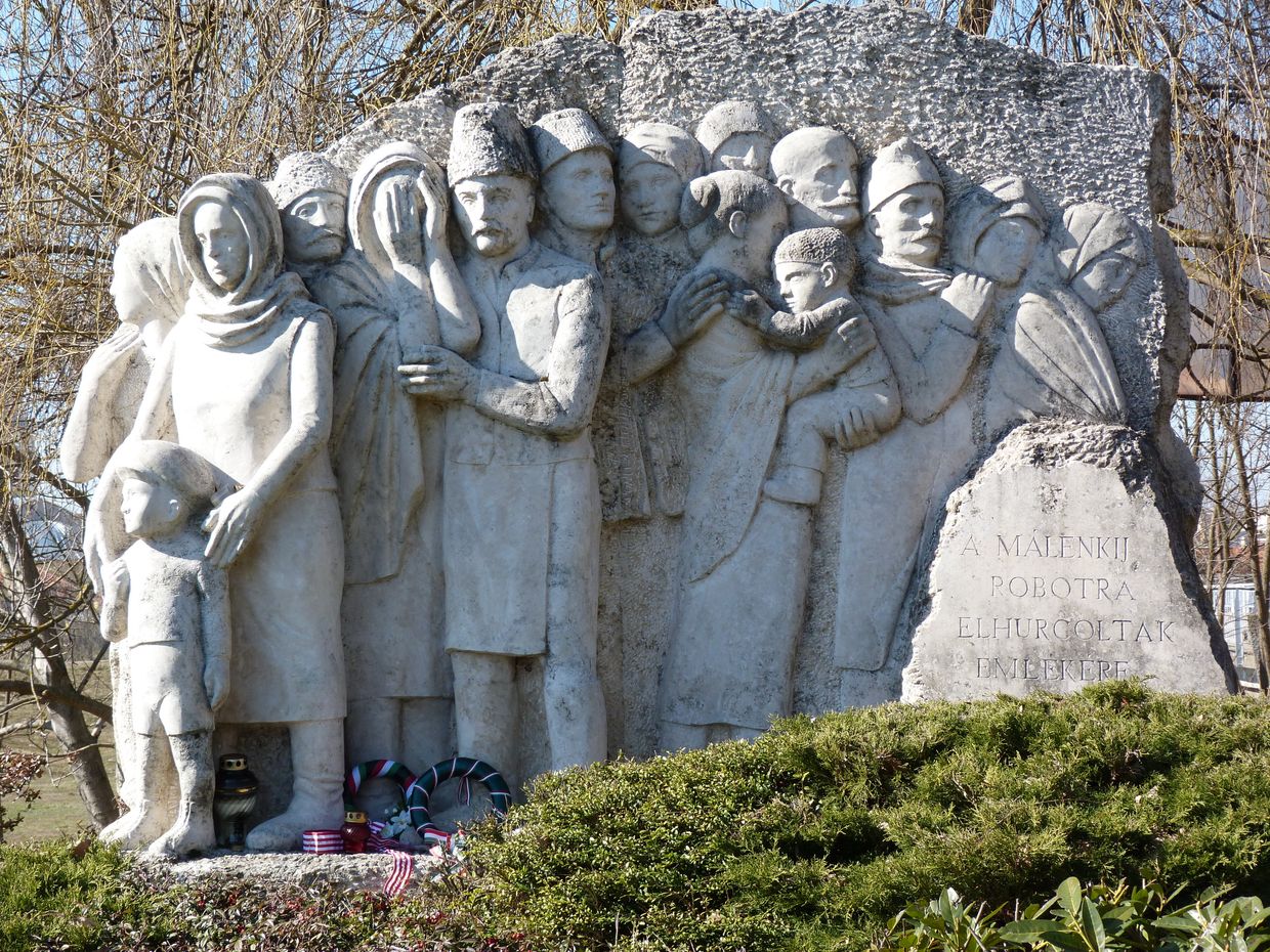 Мемориал депортированным на «Маленький робот» в городе Вашарошнамень, Венгрия