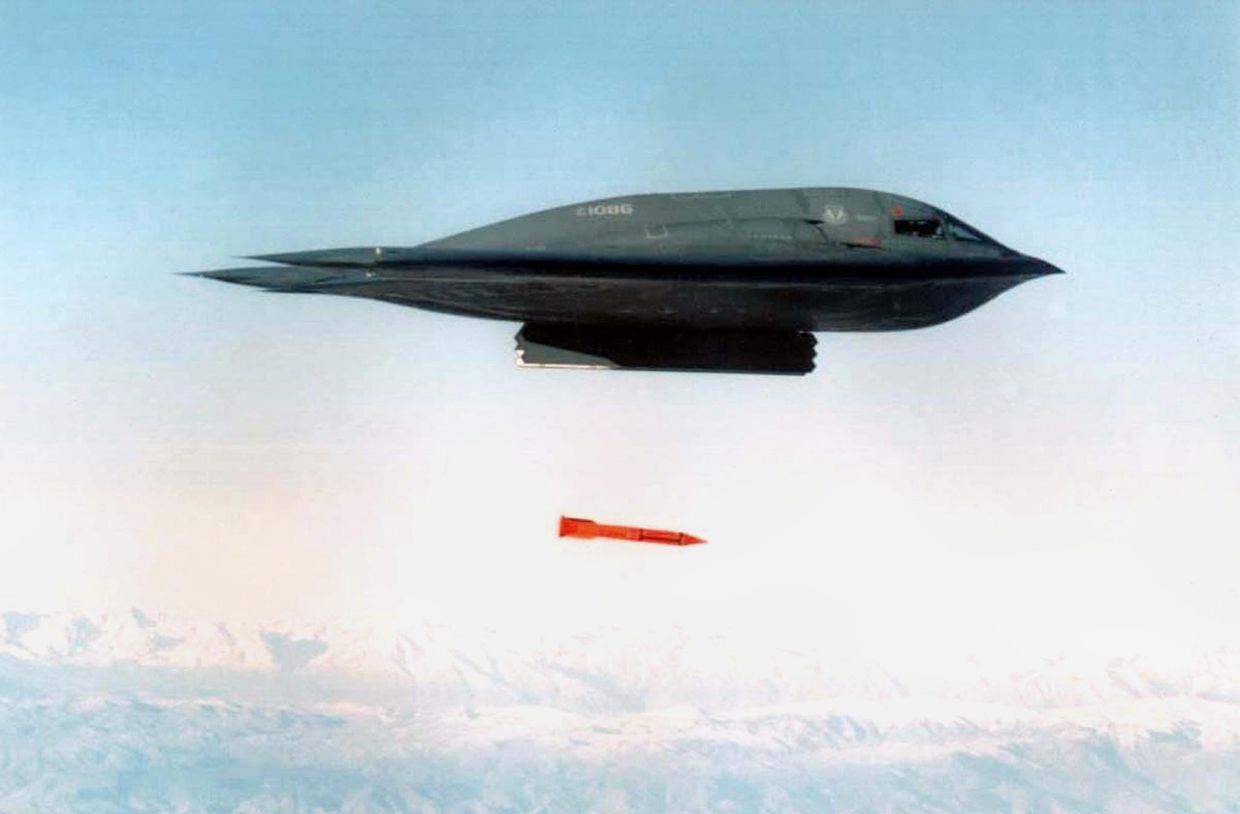Американский бомбардировщик B-2 Spirit сбрасывает бомбу  B61-11