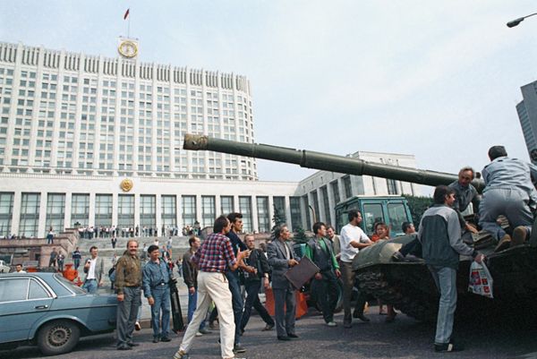 Танки у здания Верховгого Совета РСФСР в дни путча