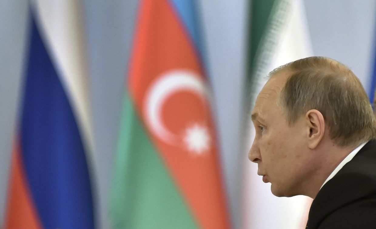 Президент России Владимир Путин на трехсторонней встречи лидеров России, Ирана и Азербайджана