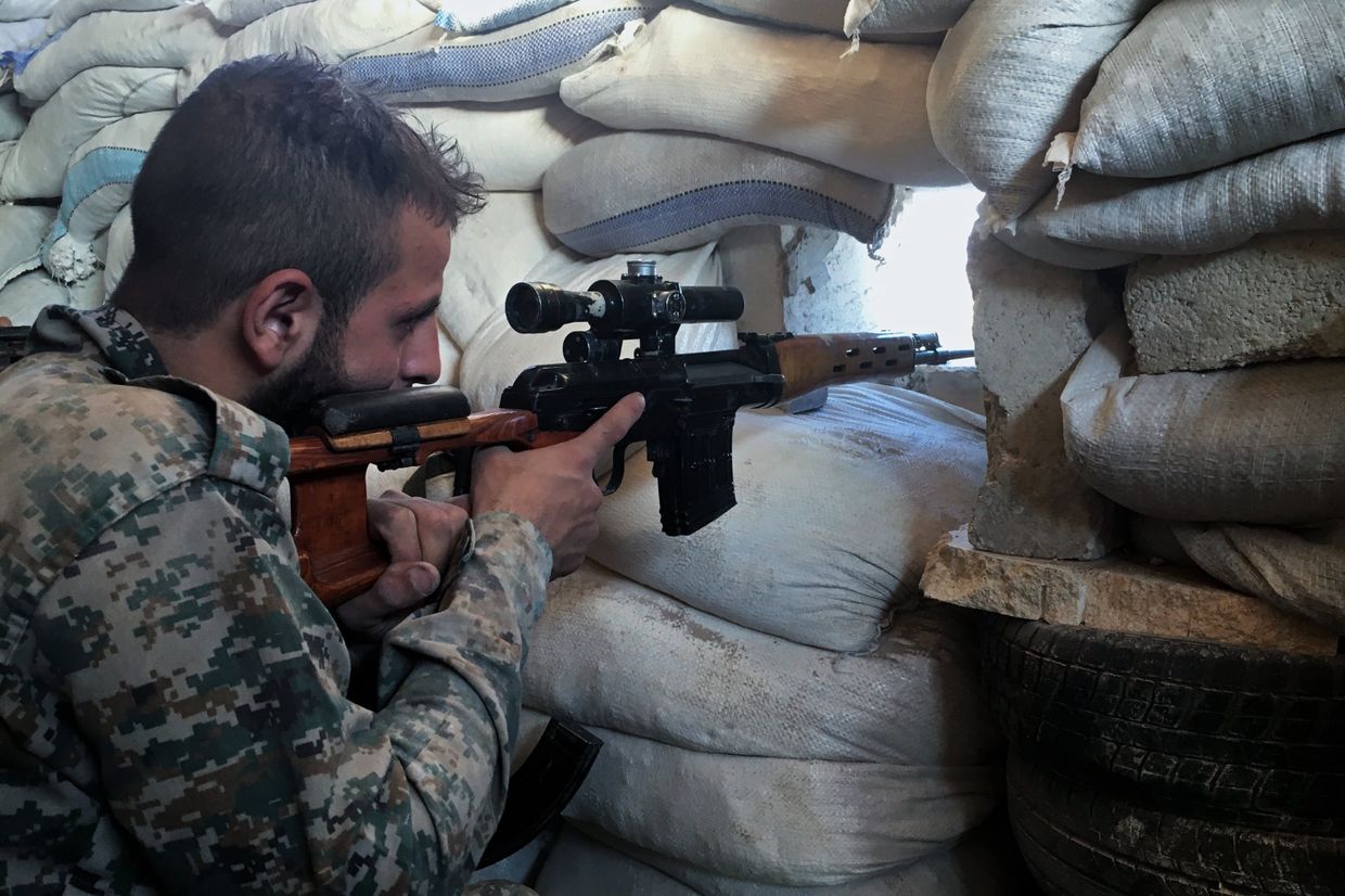 Боец сирийской армии на передовой позиции на юге Алеппо