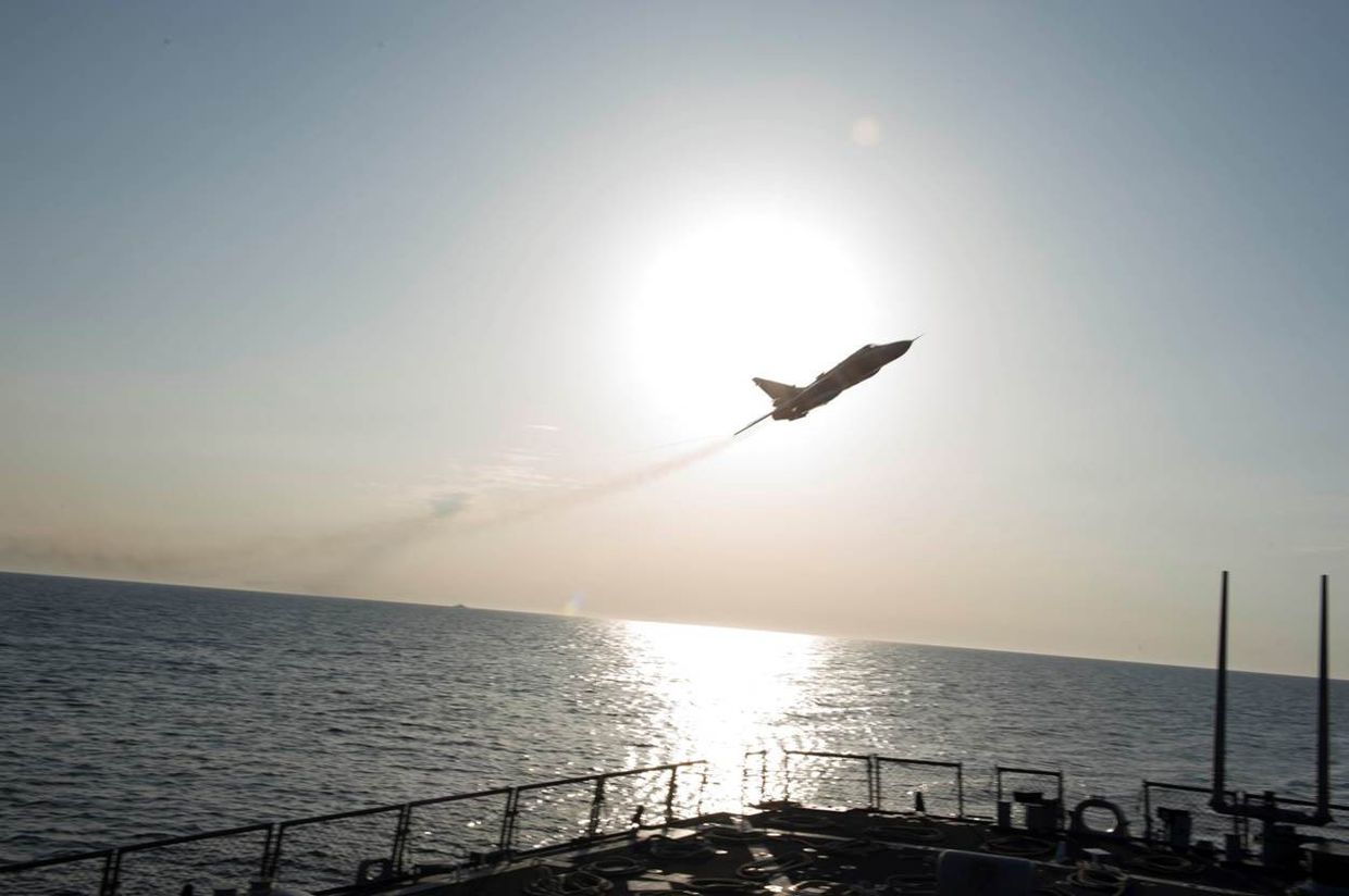 Су-24 пролетает рядом эсминцем USS Donald Cook