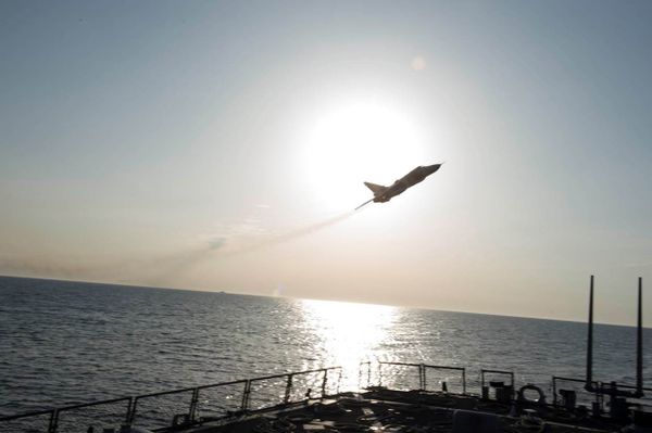 Су-24 пролетает рядом эсминцем USS Donald Cook 