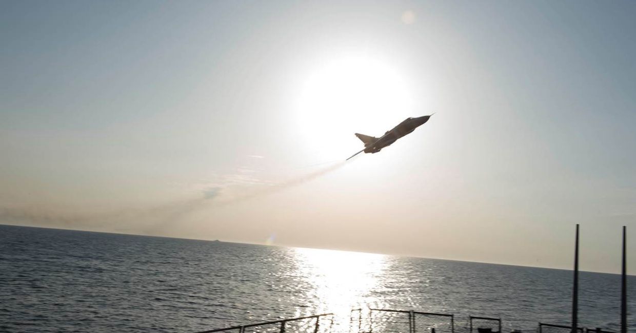 Су-24 пролетает рядом эсминцем USS Donald Cook
