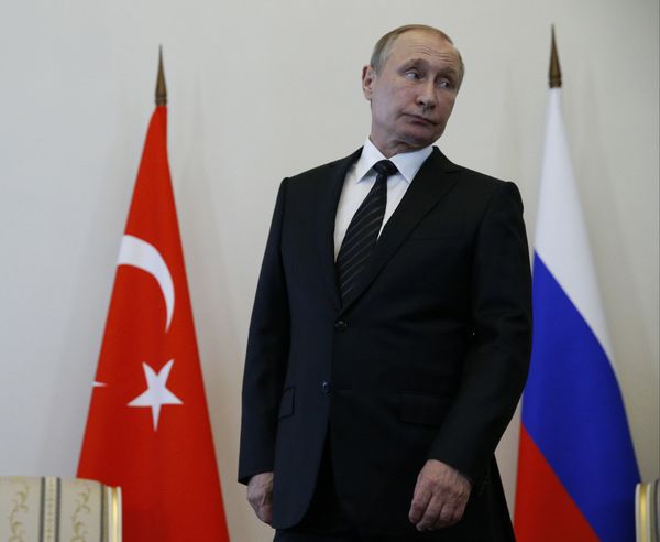 Президент России Владимир Путин перед началом встречи с президентом Турции