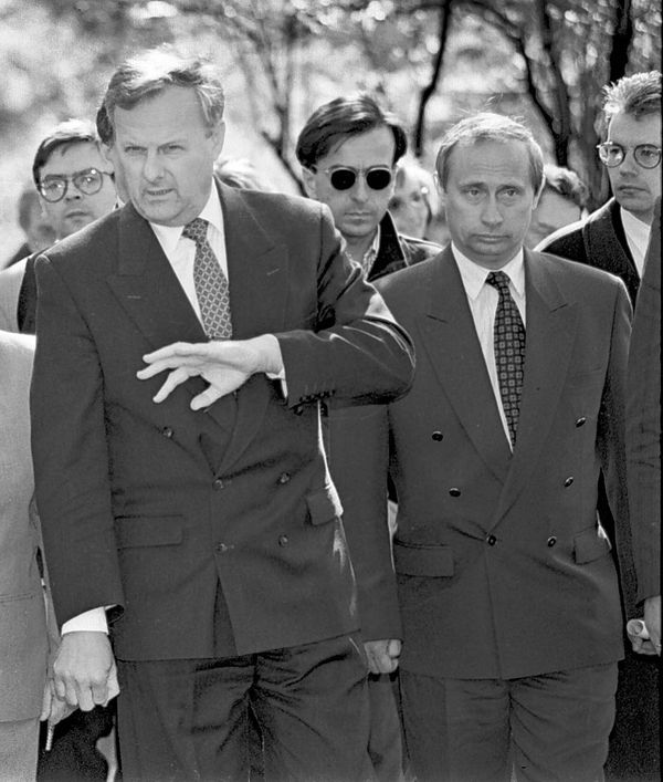 Первый заместитель мэра Санкт-Петербурга Владимир Путин Первый заместитель мэра Санкт-Петербурга Владимир Путин