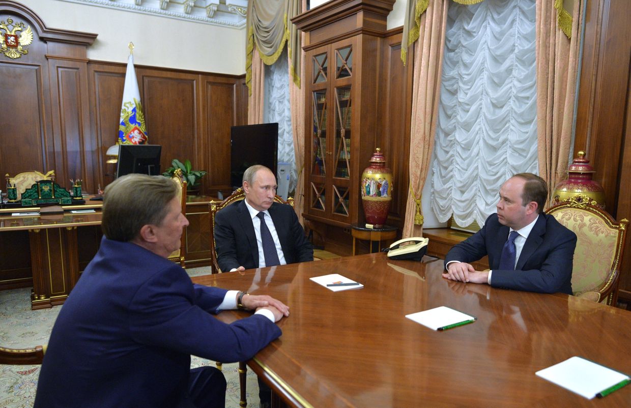 Президент России Владимир Путин во время встречи в Кремле с назначенным руководителем администрации президента Антоном Вайно, и назначенным специальным представителем президента РФ по вопросам природоохранной деятельности, экологии и транспорта Сергеем Ивановым