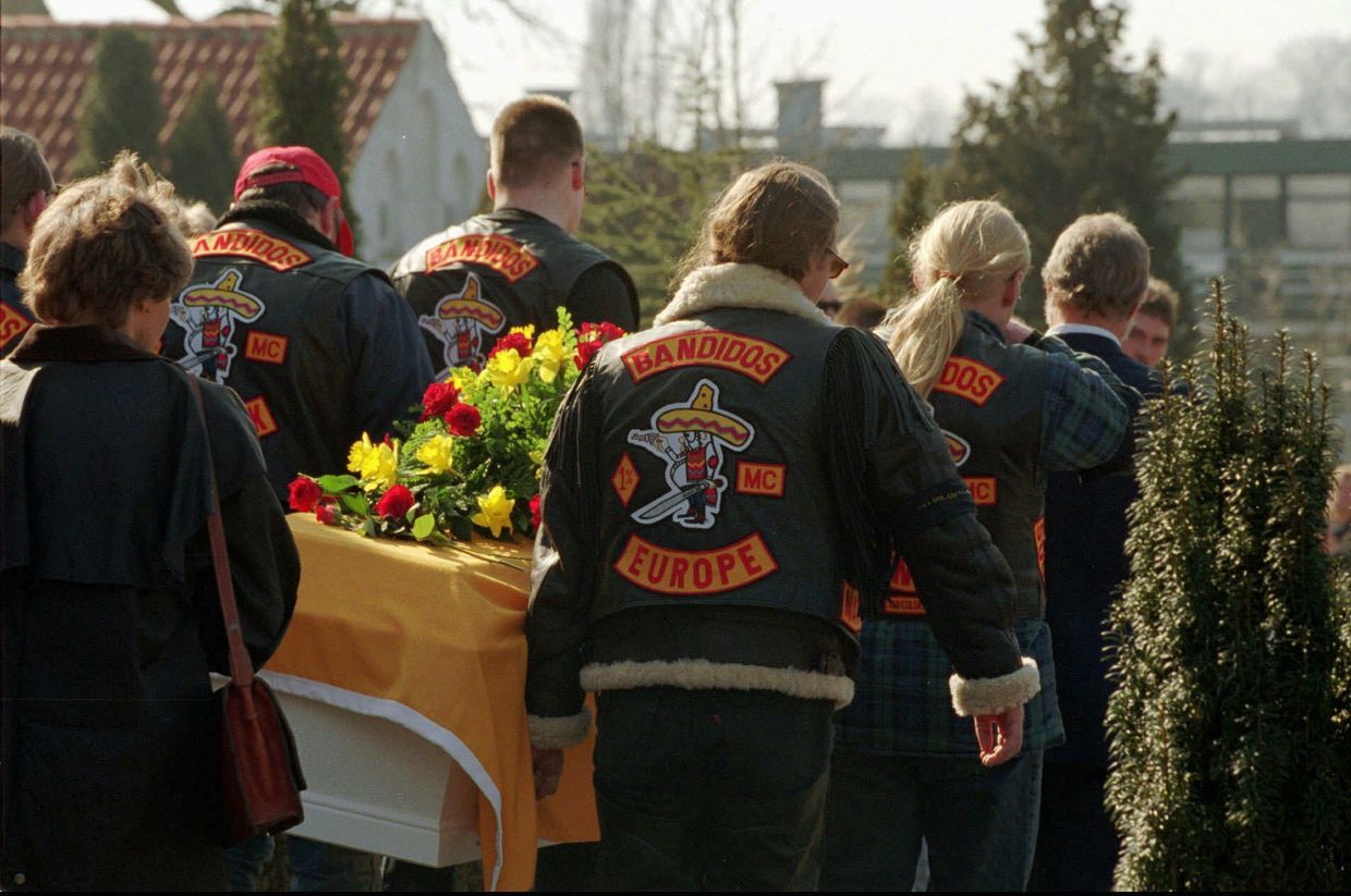Похороны члена Bandidos Уффе Ларсена, предположительно убитого члена клуба «Ангелы ада»