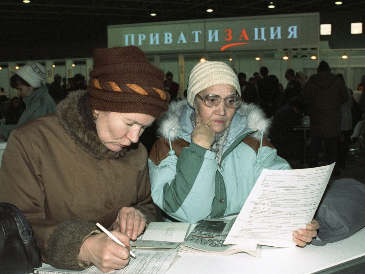 Работницы покупают акции