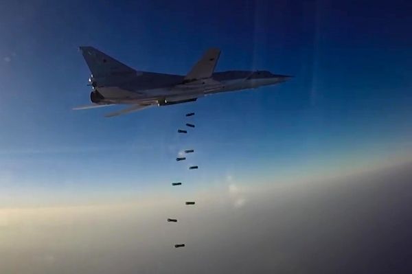 Дальний бомбардировщик ВКС РФ Ту-22М3 во время нанесения бомбовых авиаударов по объектам ИГ в провинциях Алеппо, Дейр-эз-Зор и Идлиб в Сирии