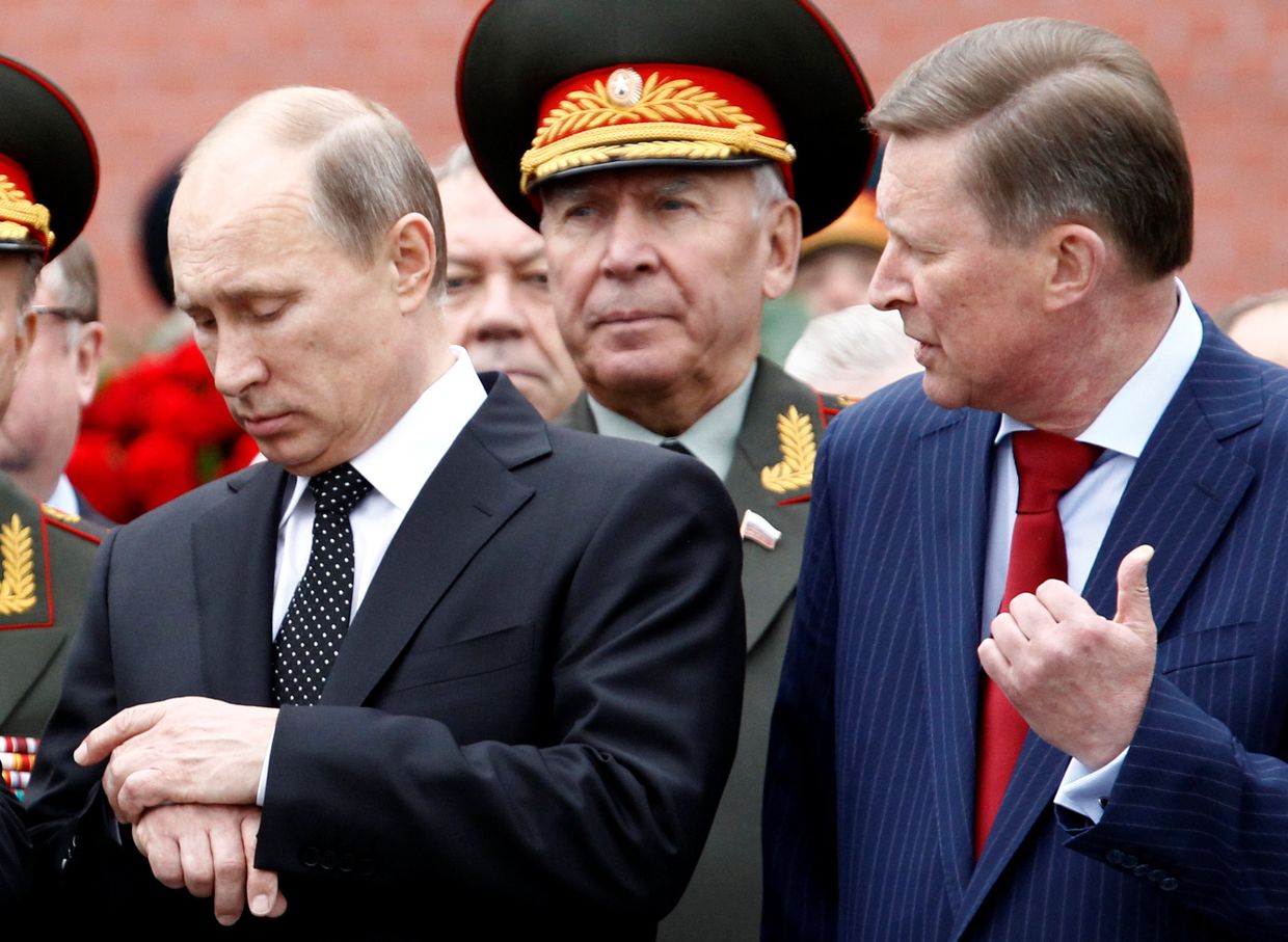 Владимир Путин и Сергей Иванов на церемонии, посвященной 72-й годовщине начала ВОВ, у Могилы Неизвестного солдата в Москве