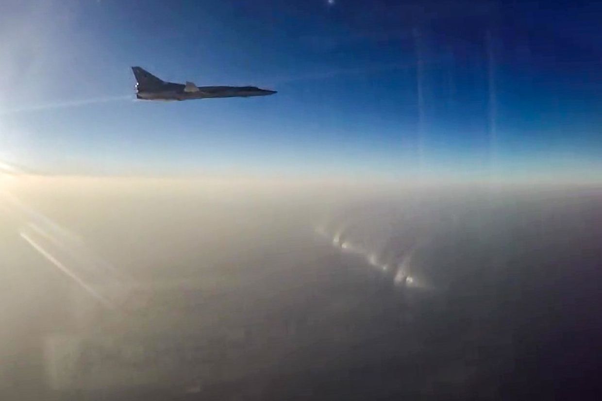 Дальний бомбардировщик ВКС РФ Ту-22М3 во время нанесения бомбовых авиаударов по объектам ИГ в провинциях Алеппо, Дейр-эз-Зор и Идлиб в Сирии