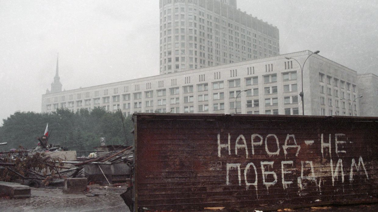 Баррикады у здания Верховного Совета РСФСР во время путча ГКЧП Баррикады у здания Верховного Совета РСФСР во время путча ГКЧП