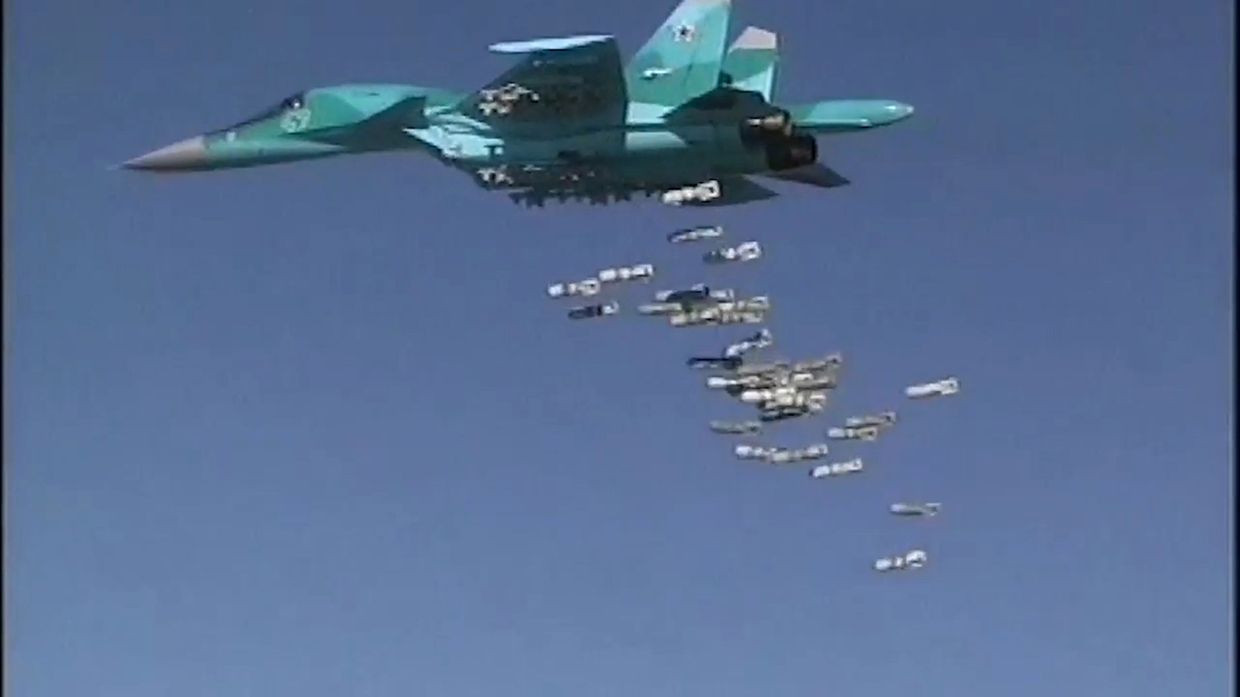 Бомбардировщик Су-34 ВКС РФ во время нанесения бомбовых авиаударов по объектам ИГ в Сирии