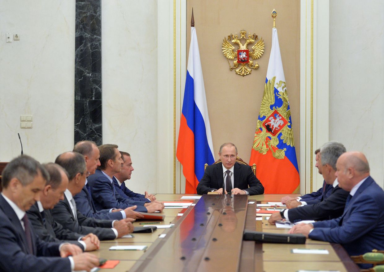 Владимир Путин на совещании с постоянными членами Совета безопасности РФ в Кремле. 11 августа 2016 Владимир Путин на совещании с постоянными членами Совета безопасности РФ в Кремле. 11 августа 2016