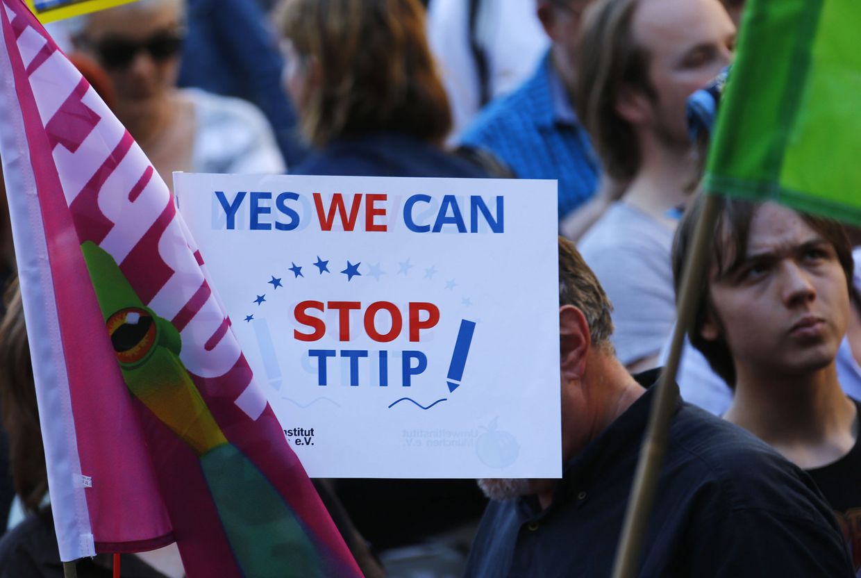 Акция протеста против Тран­сат­лан­ти­чес­кого тор­го­вого и ин­вес­ти­ци­он­ного пар­тнёрст­ва