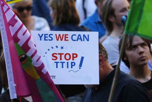 Акция протеста против Тран­сат­лан­ти­чес­кого тор­го­вого и ин­вес­ти­ци­он­ного пар­тнёрст­ва