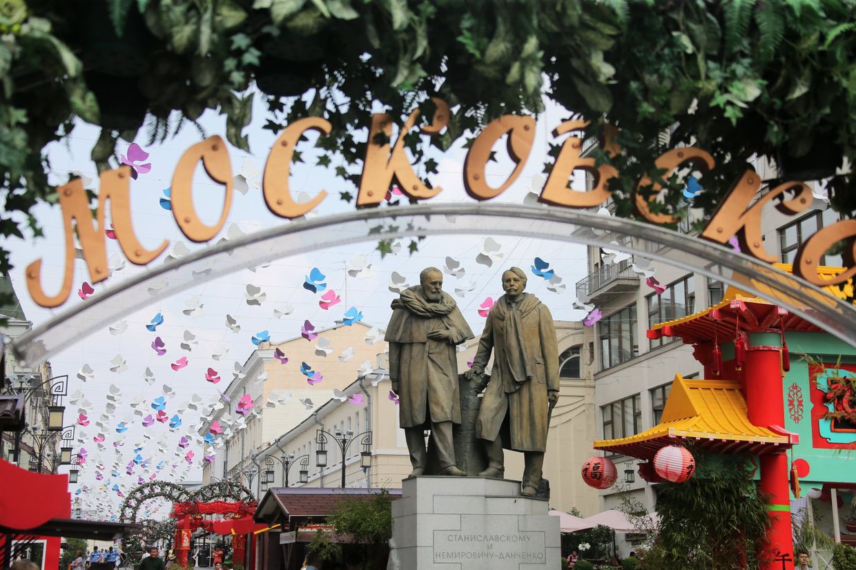 Памятник Станиславскому и Немировичу-Данченко в Камергерском переулке