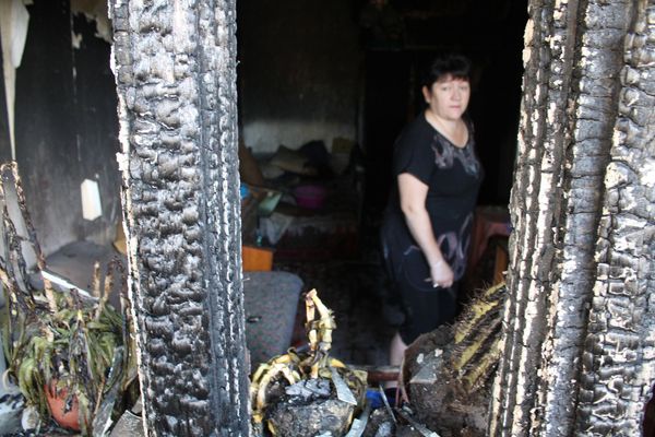 Женщина в квартире, пострадавшей в результате обстрела Киевского района Донецка