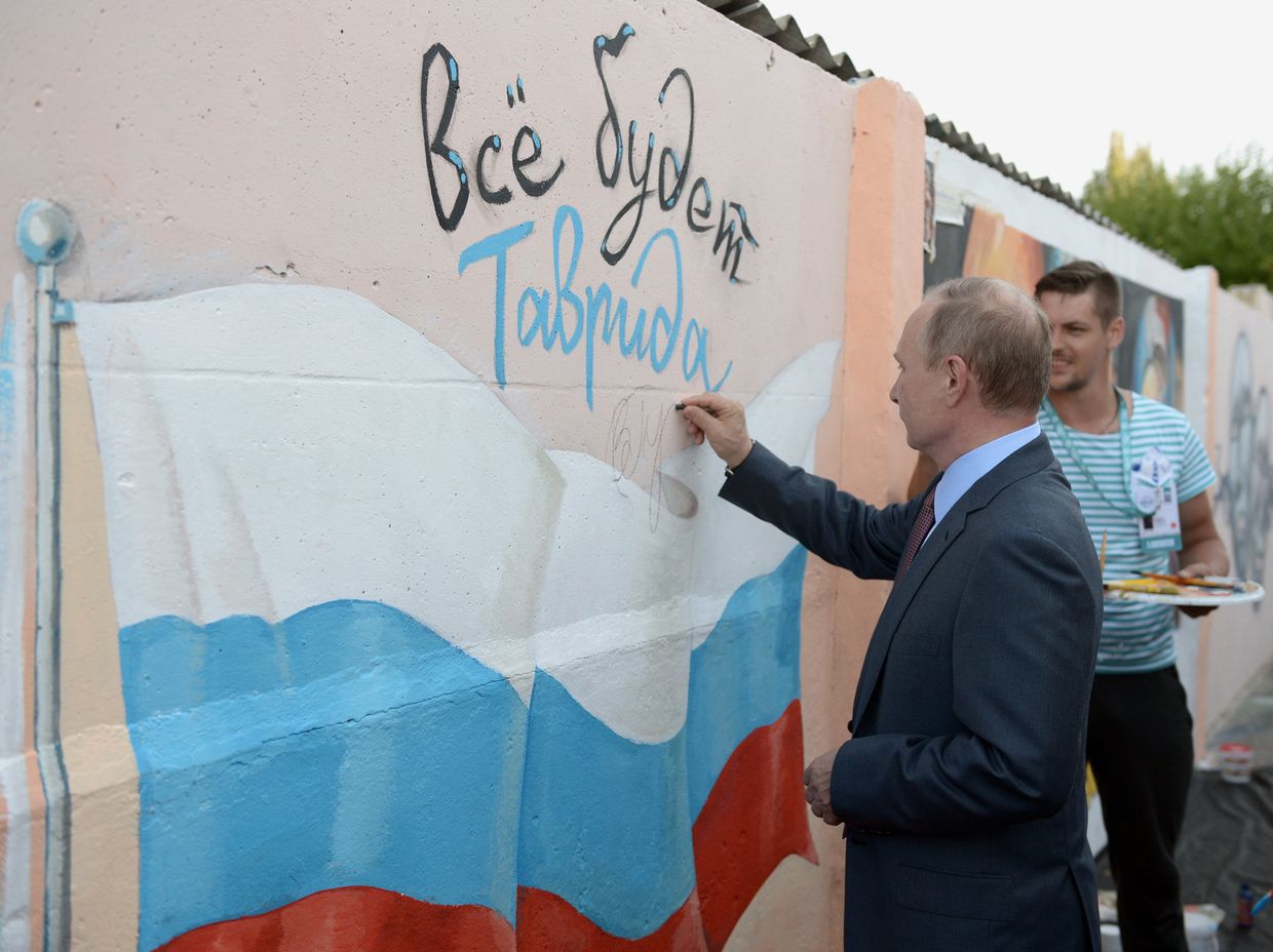 Президент РФ Владимир Путин во время посещения образовательного форума «Таврида»