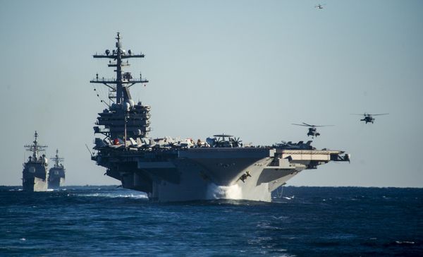 Американский авианосец типа «Нимиц» USS George H.W. Bush