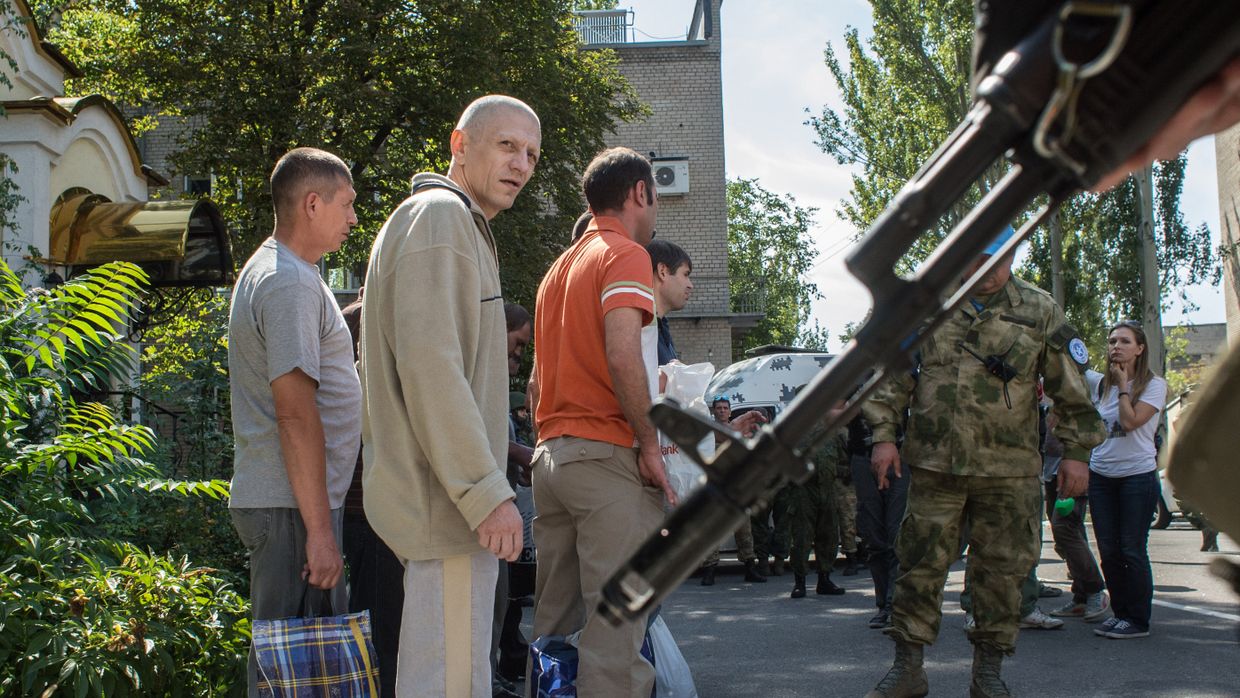 Пленные бойцы вооруженных сил Украины перед процедурой передачи украинской стороне в Донецке