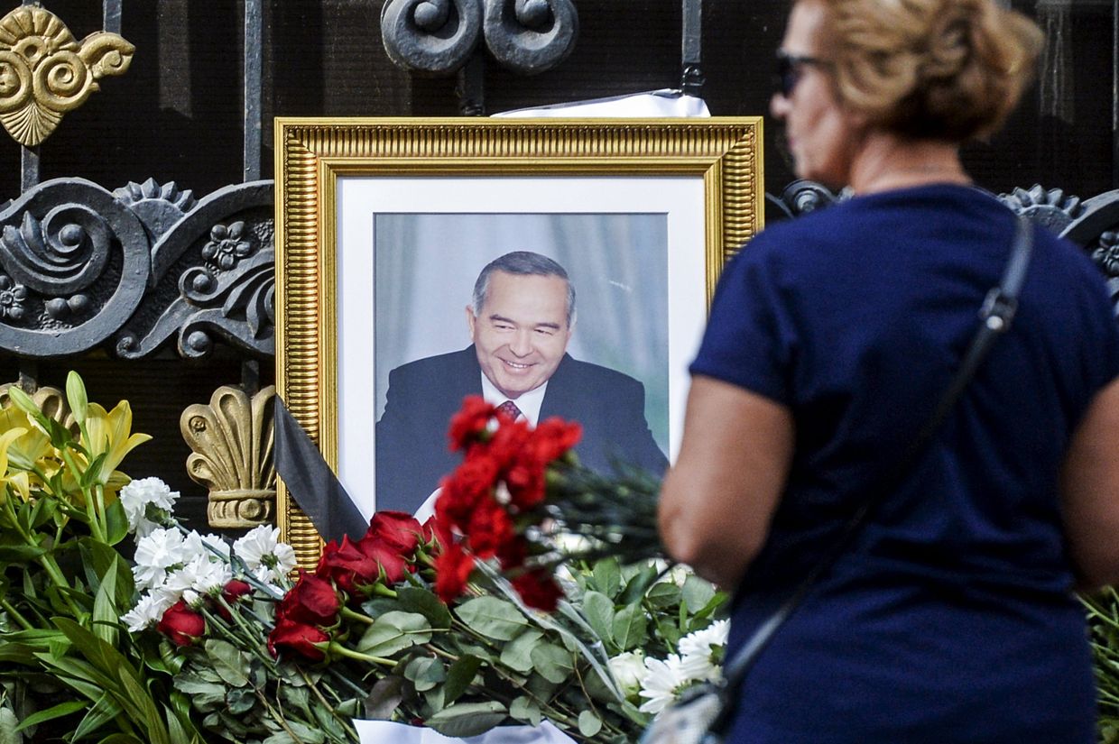 Цветы у посольства Узбекистана в Москве, в связи с кончиной президента республики Ислама Каримова