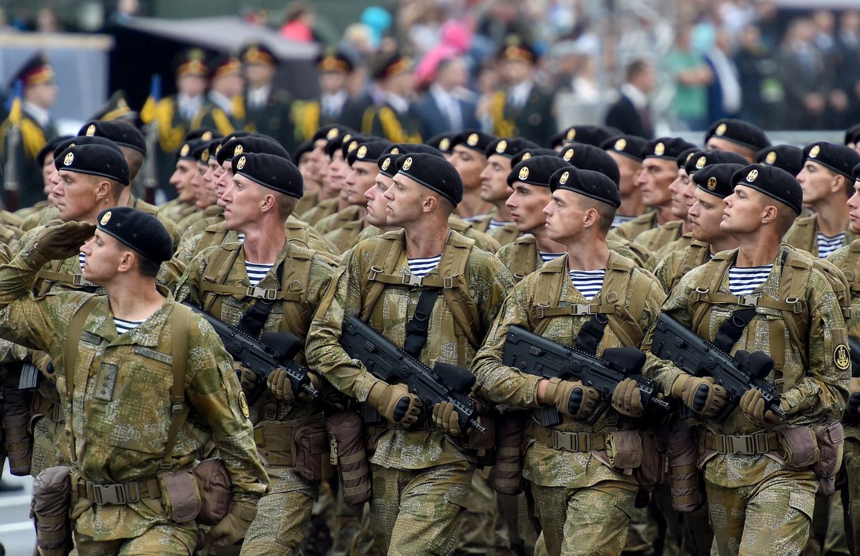 Украинские военнослужащие во время военного парада в Киеве