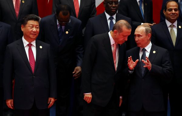 Председатель КНР Си Цзиньпин, президент России Владимир Путин и президент Турции Тайип Эрдоган Председатель КНР Си Цзиньпин, президент России Владимир Путин и президент Турции Тайип Эрдоган