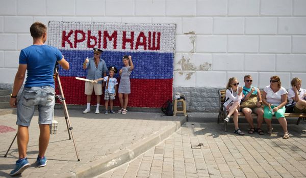 Гости Севастополя фотографируются на набережной города в рамках патриотической акции Бесплатное фото