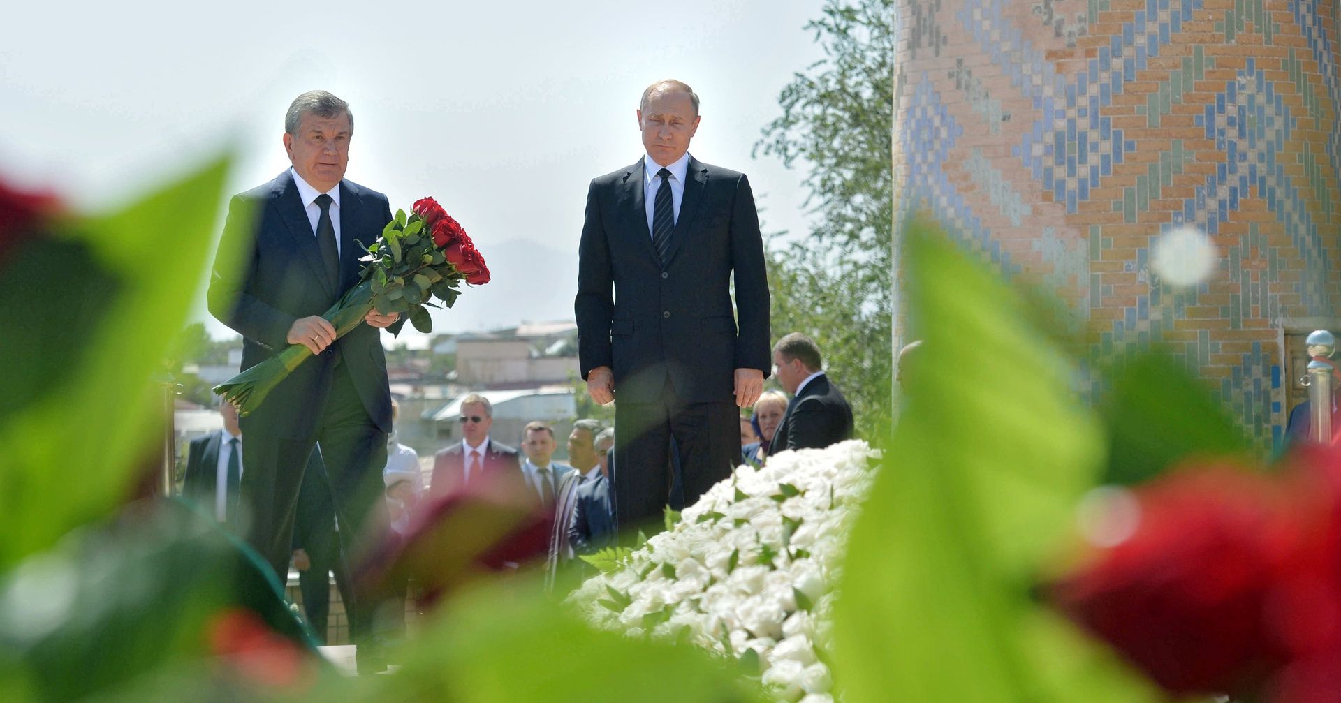Президент РФ Владимир Путин с премьер-министром Узбекистана Шавкатом Мирзиёевым у могилы первого президента Узбекистана Ислама Каримова в Самарканде - ИноСМИ, 1920, 10.11.2021