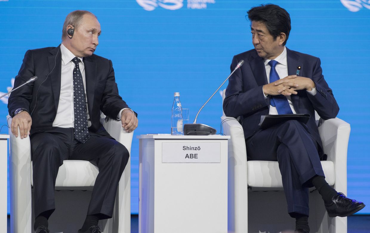 Президент РФ Владимир Путин и премьер-министр Японии Синдзо Абэ на пленарном заседании Открывая Дальний Восток