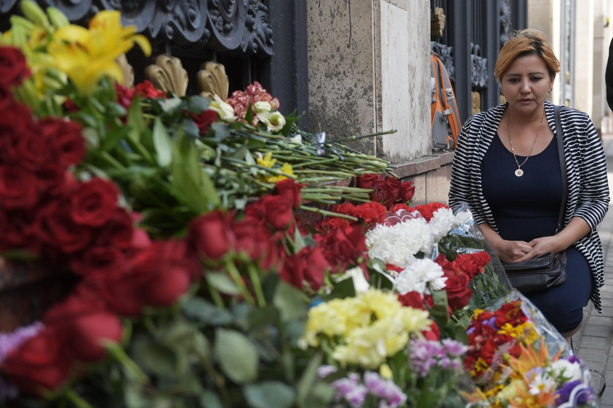 Цветы у посольства Узбекистана в Москве, в связи с кончиной президента республики Ислама Каримова
