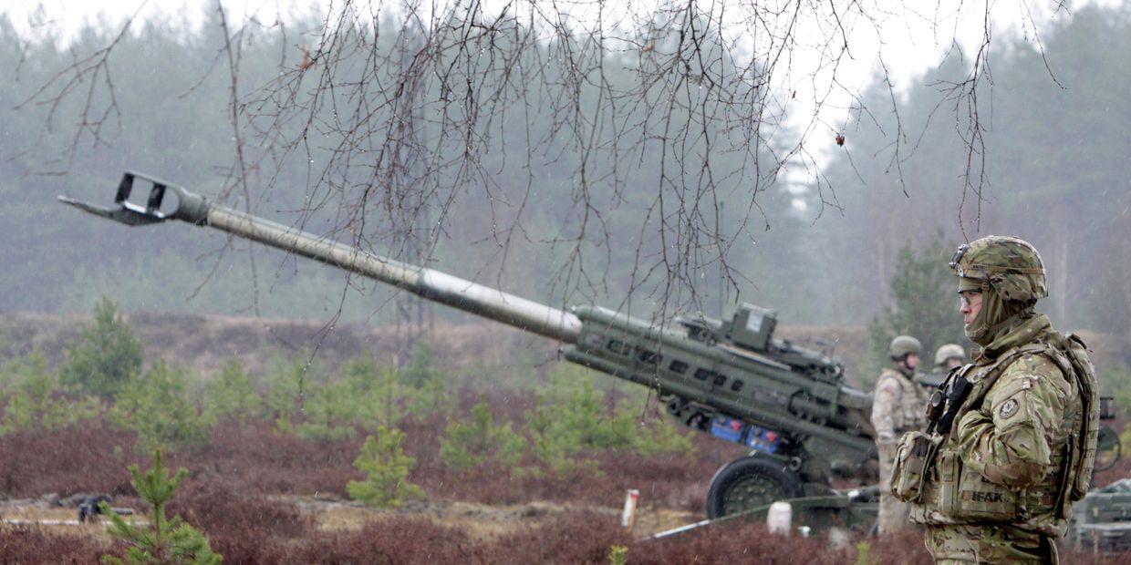 Военнослужащие блока НАТО возле гаубицы М-777 на военных учениях Operation Summer Shield на полигоне в Латвии
