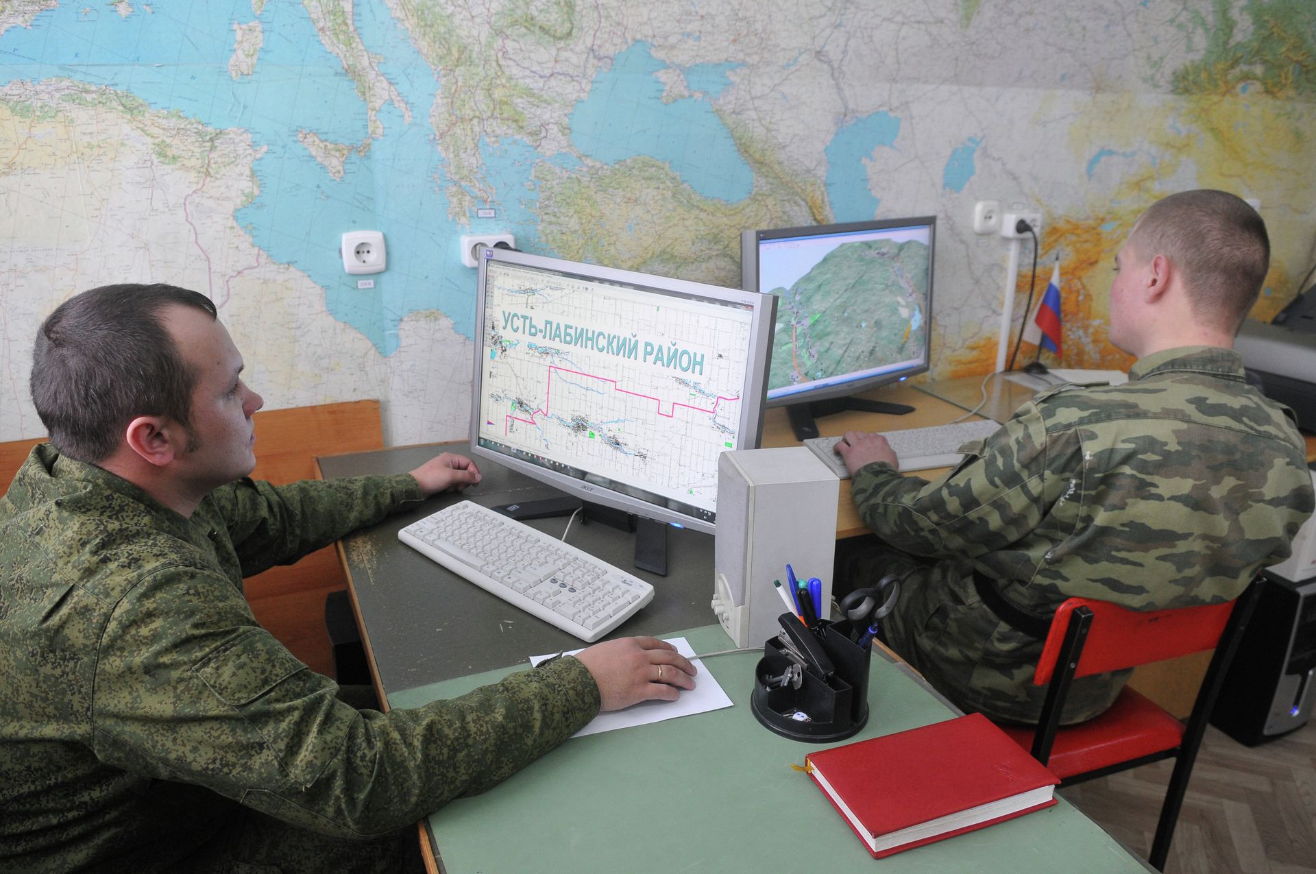 Работа военнослужащих за компьютером - ИноСМИ, 1920, 30.12.2020