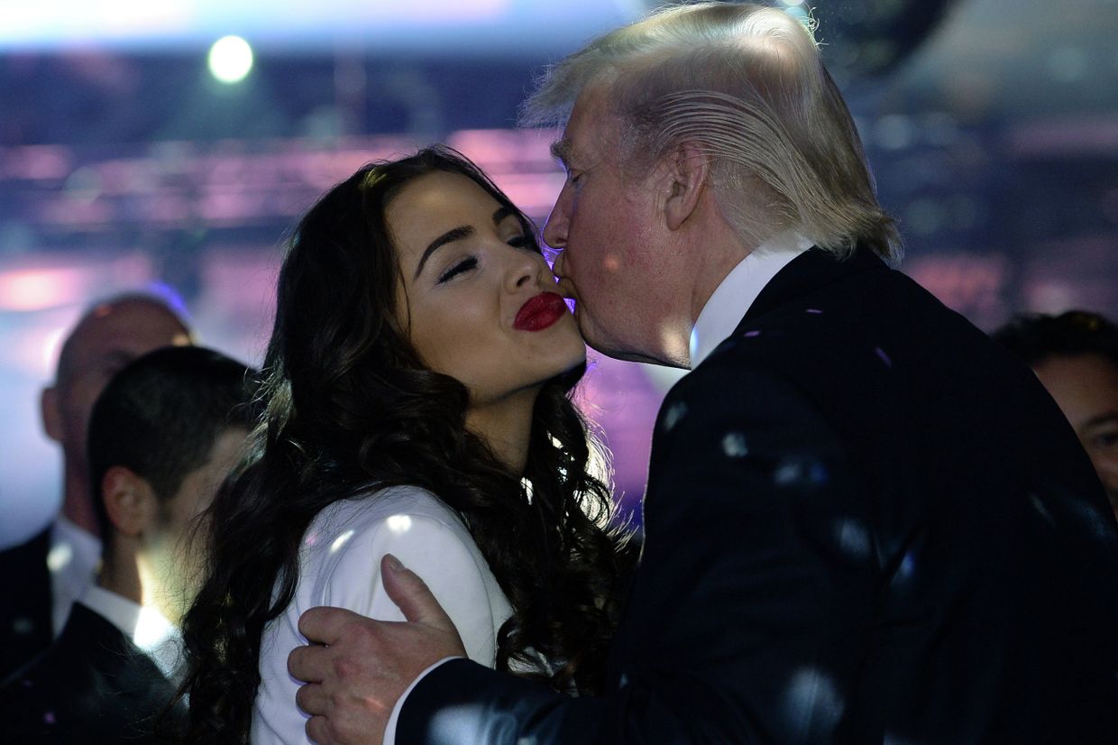Американский миллиардер, телефедущий Дональд Трамп и обладательница титула Мисс Вселенная 2012 Оливия Калпо на вечеринке после финала конкурса Мисс Вселенная 2013