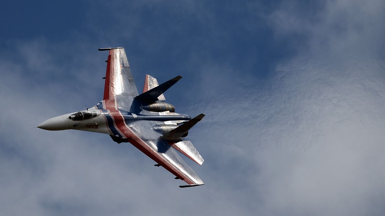 Многоцелевой истребитель Су-27 пилотажной группы «Русские Витязи»