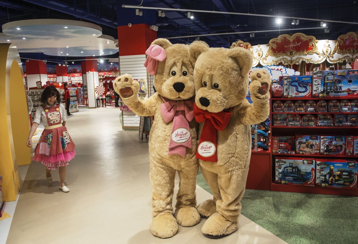 Сотрудники в детском магазине Hamleys
