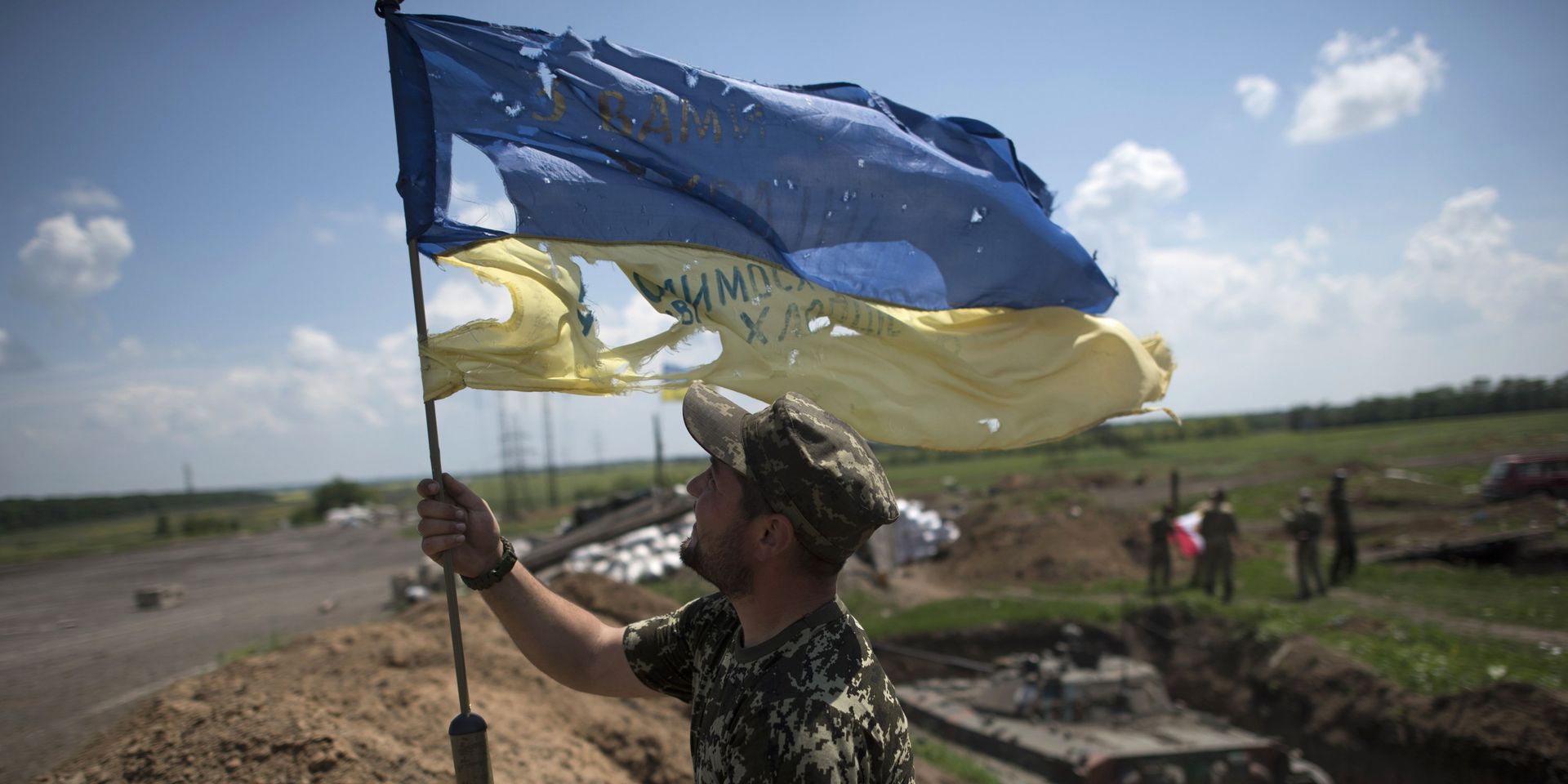 Украинский военный устанавливает флаг Украины в Марьинке недалеко от Донецка - ИноСМИ, 1920, 28.05.2025