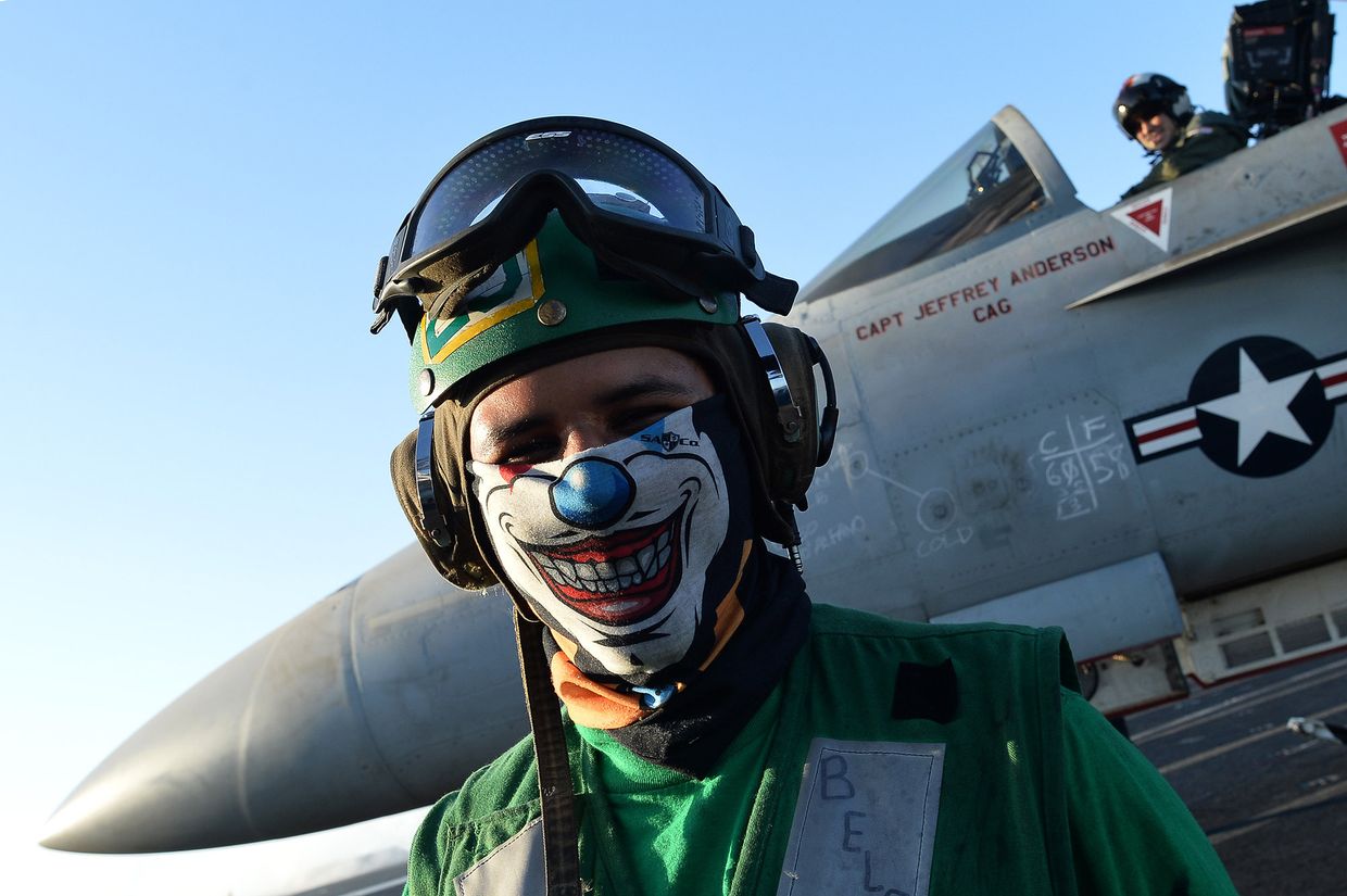 Пилоты истребителя F/A-18E/F «Супер Хорнет» на борту авианосца «Дуайт Эйзенхауэр» в Средиземном море