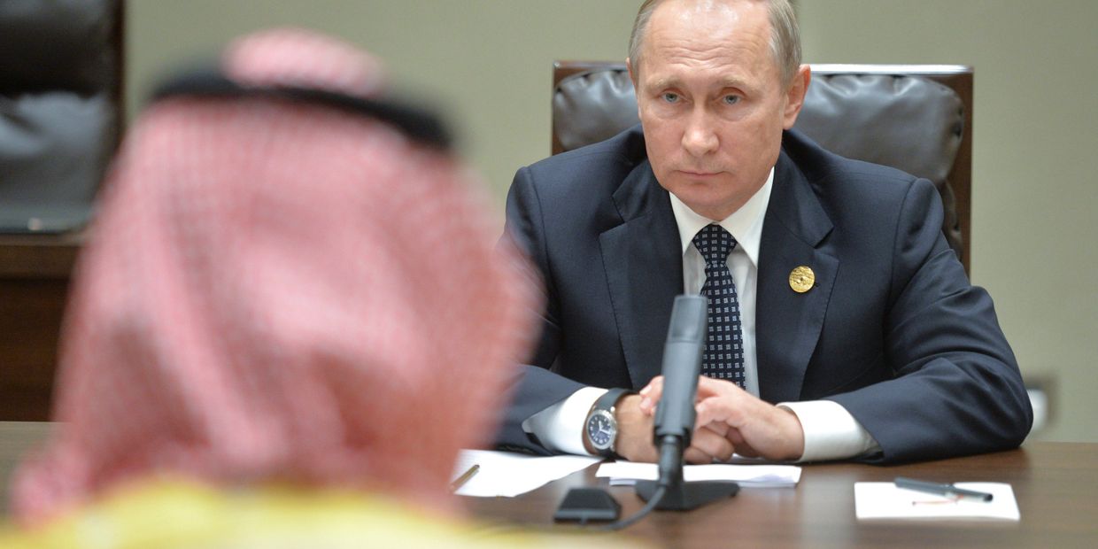 Президент РФ Владимир Путин и заместитель наследного принца королевства Саудовская Аравия и министр обороны Мухаммад бин Салман Аль Сауд